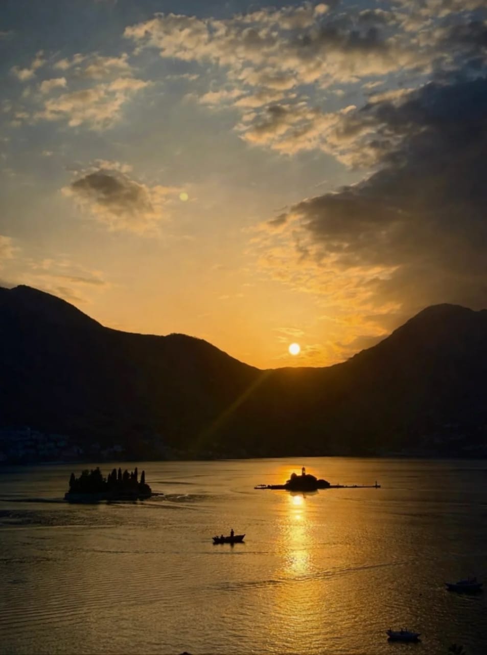 Zalazak sunca nad ostrvima Perasta