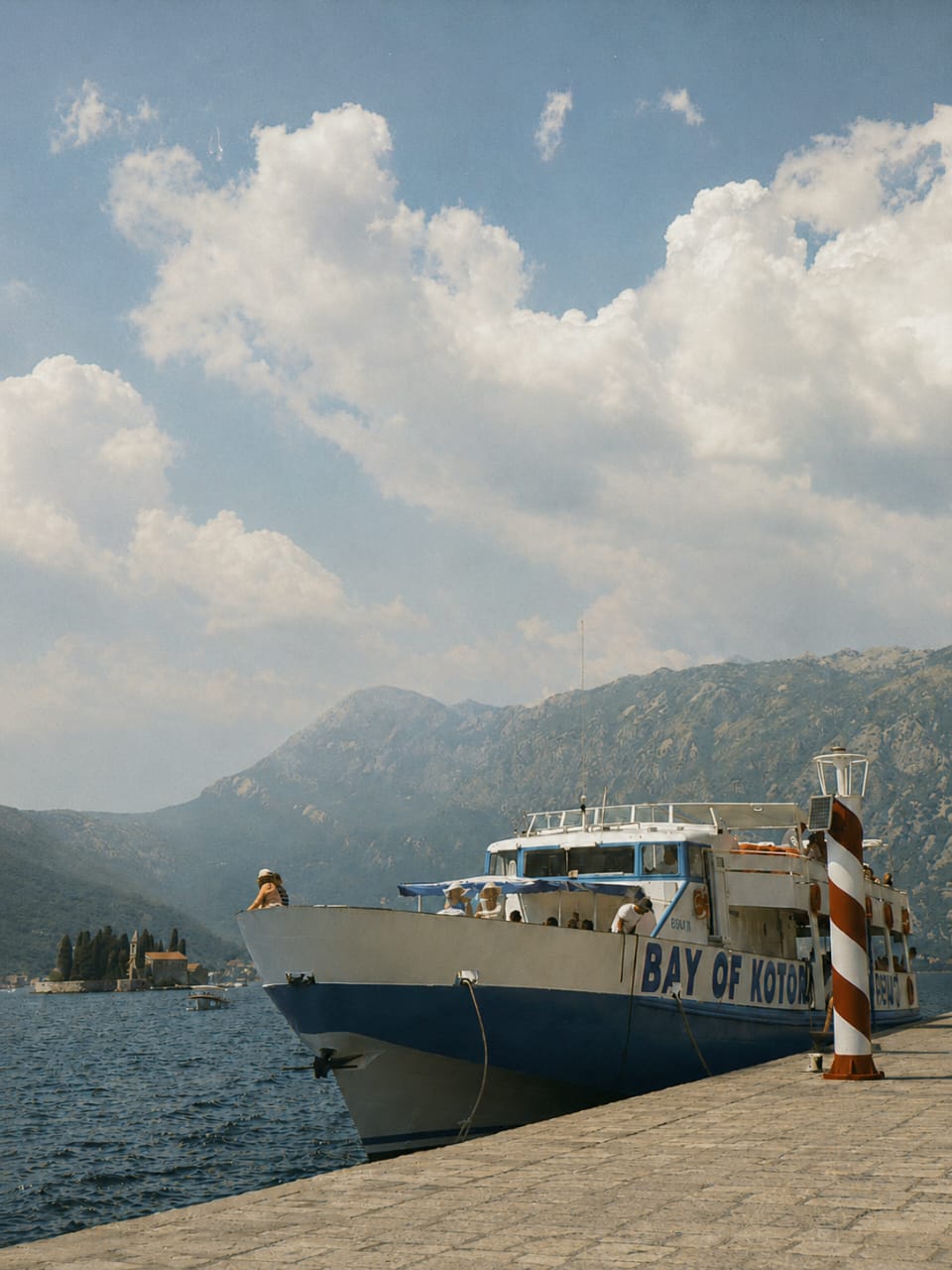 Turistički brod Bay of Kotor pristaje na obalu