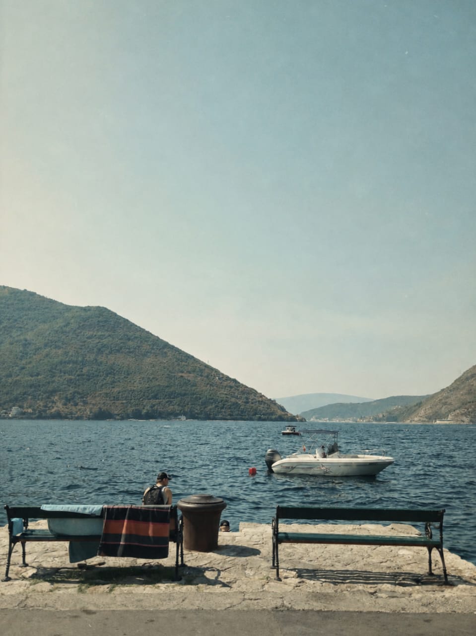 Klupe na peraškoj obali sa pogledom na zaliv