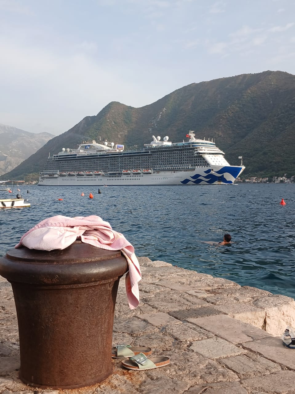 Krstarica usidrena u zalivu Boke Kotorske