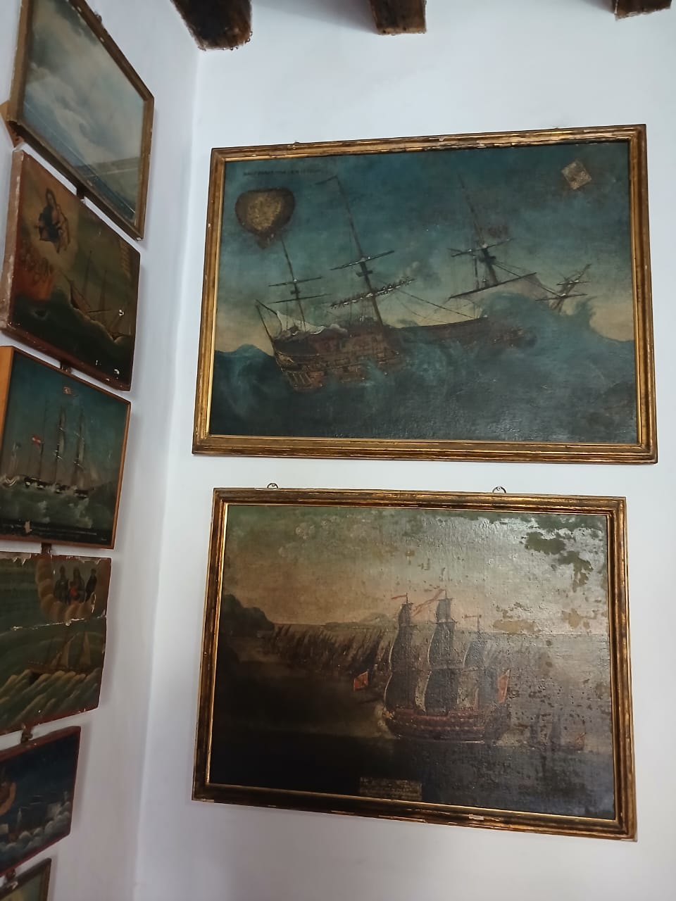Stare uljane slike jedrenjaka na uzburkanom moru