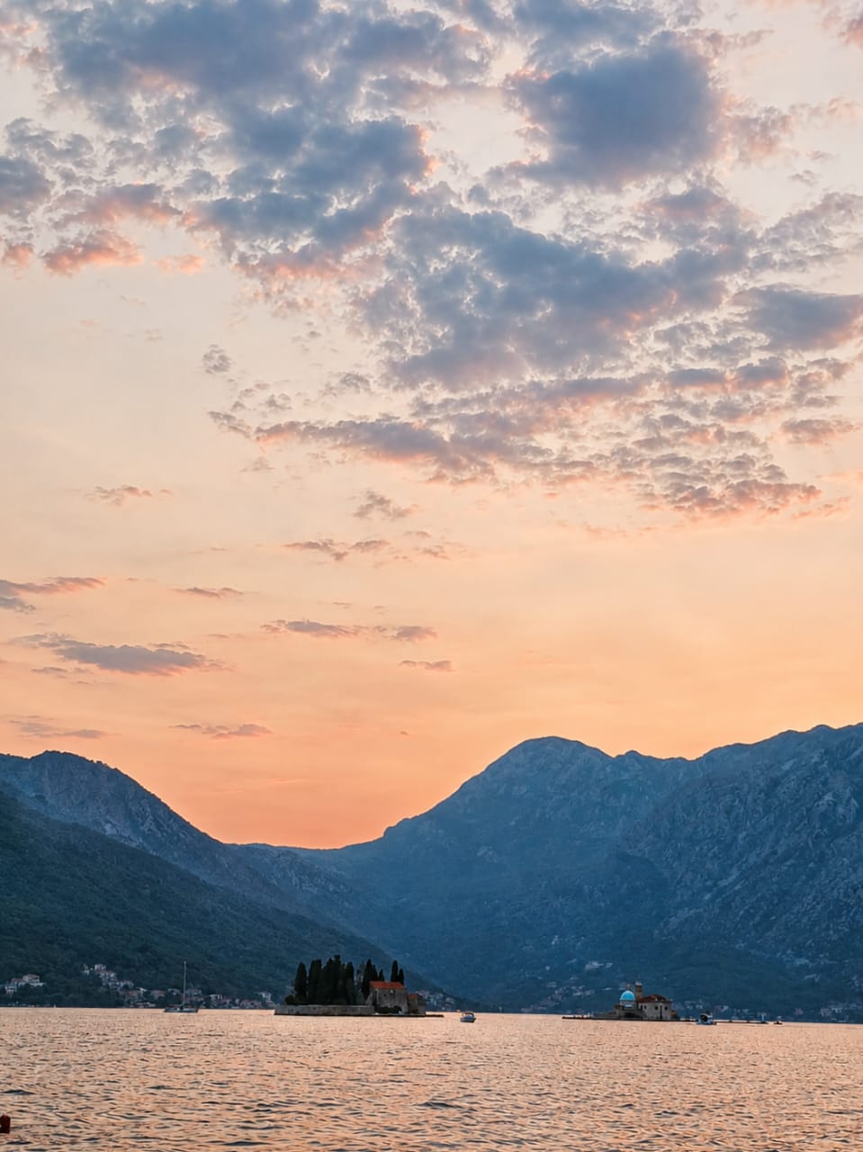 Zalazak sunca nad ostrvima Perasta