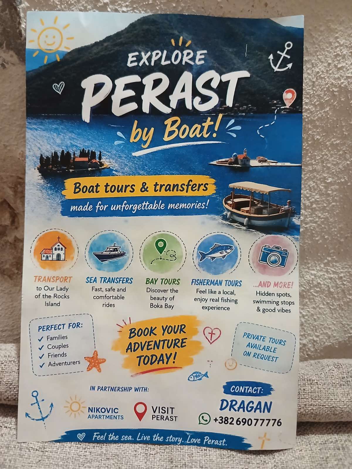 Čamac usidren u zalivu Boke, pogled na ostrvo Gospa od Škrpjela